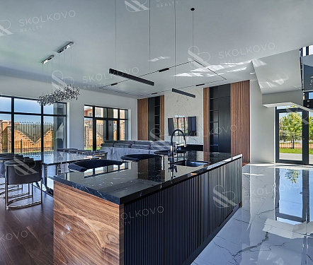 8-и комнатный дом площадью 545 кв.м.