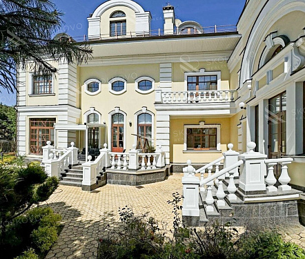 21-и комнатный дом площадью 1300 кв.м.