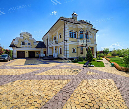 21-и комнатный дом площадью 1300 кв.м.