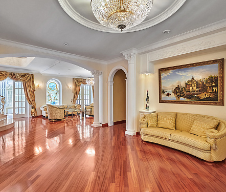 дом площадью 750 кв.м.